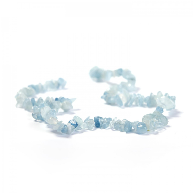 Akvamarín, úlomky s dierkou, šnúra 80 cm