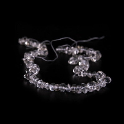 Krištáľ, úlomky s dierkou, šnúra 80 cm