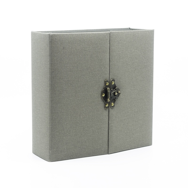 Album so zatváraním a čiernymi stranami je zaujímavým typom základu pre vaše scrapbookové a journalling projekty. Zatvárací album ma elegantný a luxu