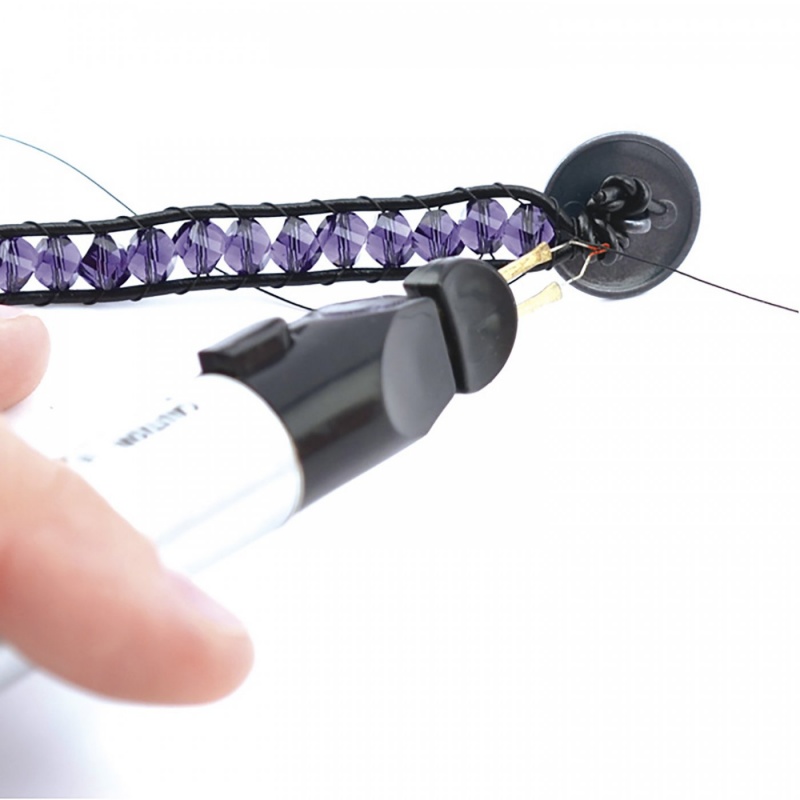 Beadalon nástroj na tavenie šnúrok poslúži najmä pri pletení náramkov a náhrdelníkov zo šnúrok. Nástroj presekne a zataví šnúrky z polyesteru, n
