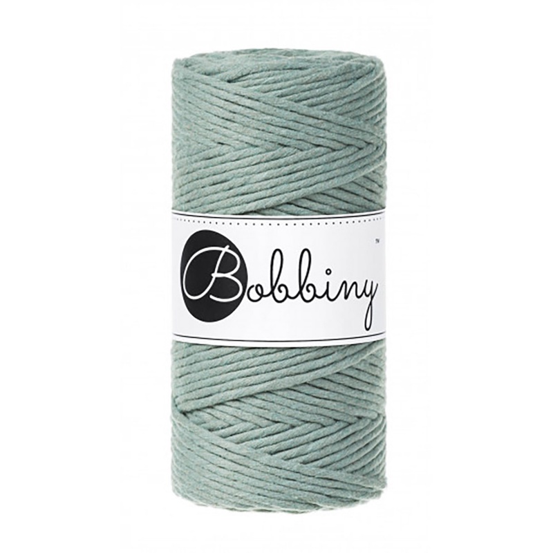 Macramé točená šnúra značky Bobbiny je vysokokvalitná bavlnená priadza vhodná na tvorbu macramé dekorácií. Macramé šnúra je certifikovaná (OEKO-