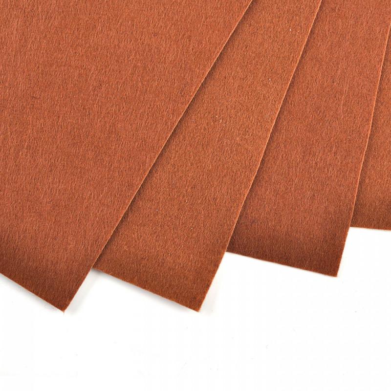Farebný filc v hárkoch s rozmerom 20 x 30 cm. Hrúbka filcu je 1 mm. V balení sa nachádza 10 ks.
Filc sa používa na výrobu rôznych postavičiek, dekorá