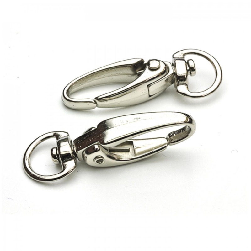 Pevná karabínka na kľúče má oválny tvar a je otočná. 
Rozmery: 37 x 13,5 mm, spodný otvor 3 x 5 mm, dierka: 10 x 5 mm