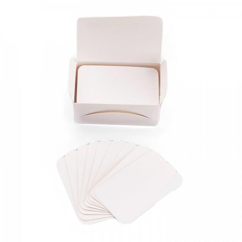 Papierové kartičky, 9 x 5,2 cm vyrobené z recyklovaného kraft papiera. Balenie obsahuje 100 ks kartičiek v bielom prevedení.