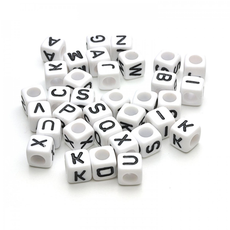 Plastové písmenká v tvare kocky sú ideálne na vyskladanie rôznych mien a nápisov na prívesky, nára