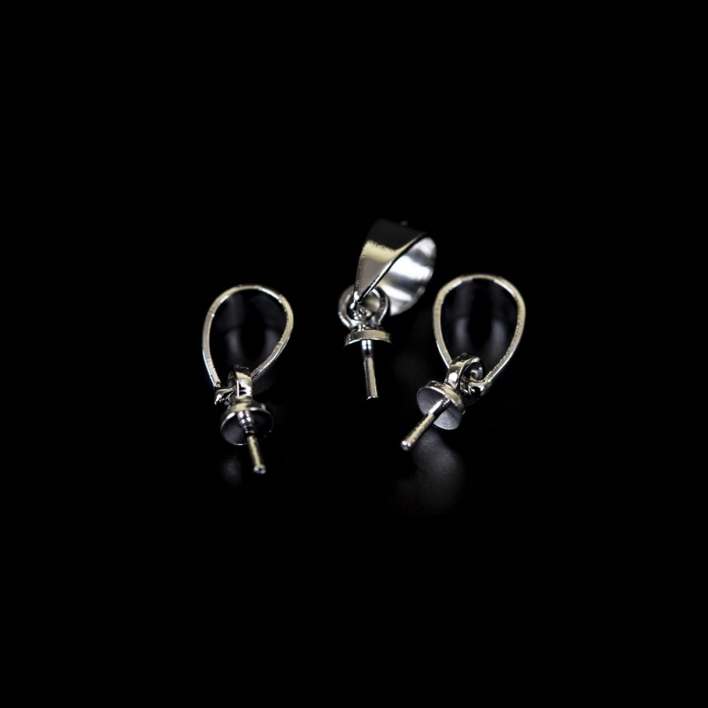 Šlupňa je bižutérny komponent, ktorý slúži na zavesenie prívesku na náhrdelník či retiazku a tvorí estetický prechod medzi šnúrkou a príveskom. 