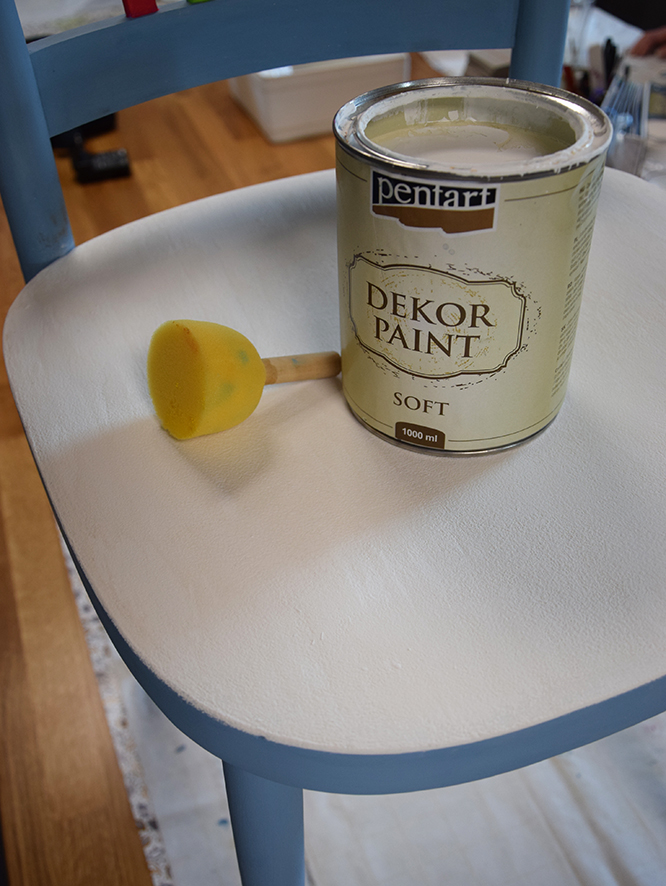Sedacia časť stoličky je n&aacute;sledne natret&aacute; bielou Decor paint farbou pomocou tupovac&iacute;ch &scaron;tetcov.