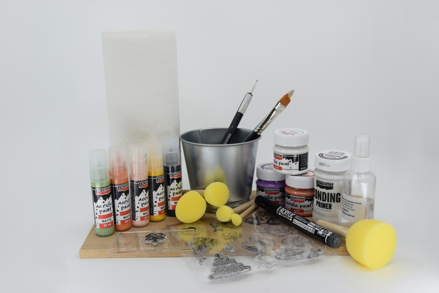 V&scaron;etky potrebn&eacute; produkty na maľovanie kvetin&aacute;ča s&uacute; položen&eacute; na doske a za ňou je biele pozadia. S&uacute; tu &scaron;tetce, pečiatky, ceruzka, Acrylic marker, akrylov&eacute; farby Acrylic paint, utierky a čist&yacute; kovov&yacute; kvetin&aacute;č.