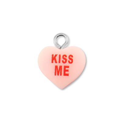 Živicový prívesok, srdiečko "KISS ME" bledoružová