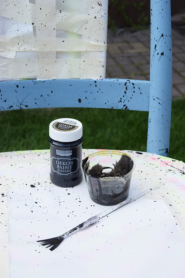 Na vytvorenie fŕkancov sme použili rozriedenú čiernu farbu Decor paint a vejárový štetec. Fŕkance sme robili na stoličku podloženú kartónom na dvore.