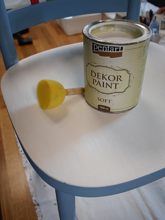 Sedacia časť stoličky je následne natretá bielou Decor paint farbou pomocou tupovacích štetcov.