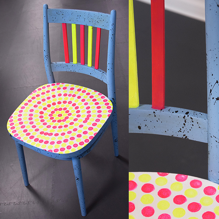 hotová dekorovaná stolička modrej farby s čiernymi fŕkancami a neonovými bodkami.