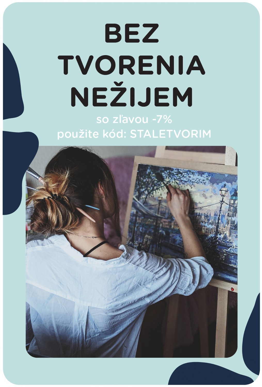 Žena maľuje vo svojom ateliéri na plátno morou farbou.